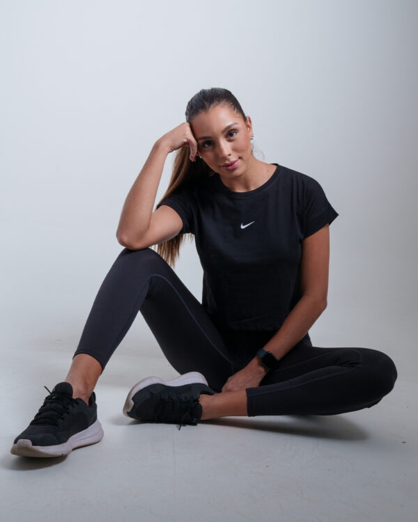 CROPTOP NEGRO NIKE